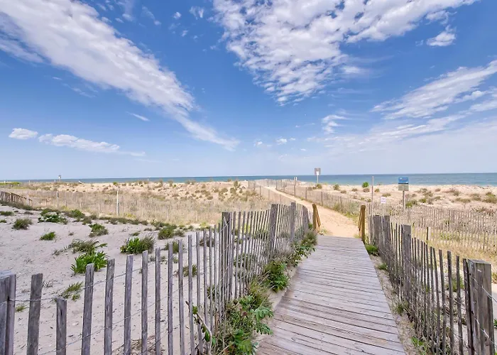 Direct Ocean Front 2 Bedroom In Flying Cloud With 2 Parking Spaces!